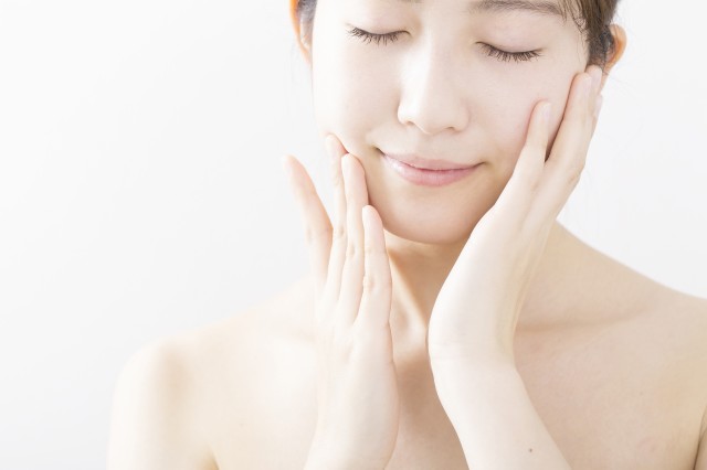 頬に触れる女性