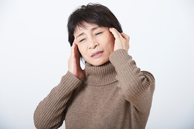 頭痛に悩むシニア女性