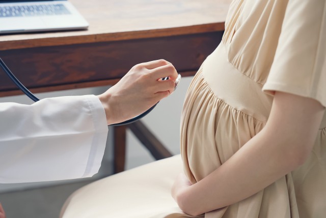 診察を受ける妊婦